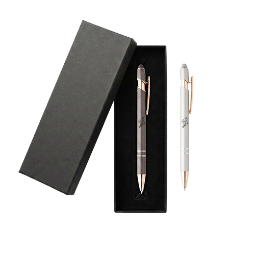 Caneta metálica touchscreen com acionamento por clique, carga esferográfica azul 1.0mm, com embalagem em papael na cor preta.

Largura :  1,5 cm

Comprimento :  14,1 cm

Medidas aproximadas para gravação (CxL):  0,7 cm x 3,5 cm
